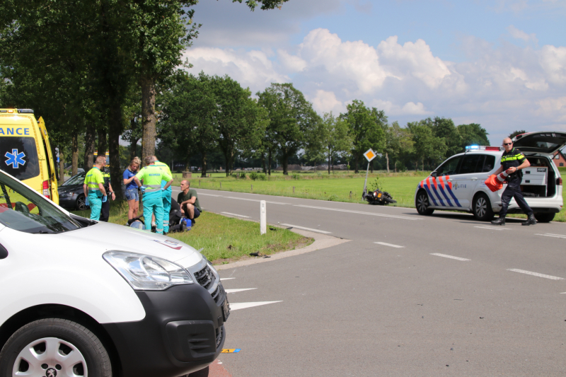 Auto komt in botsing met brommer
