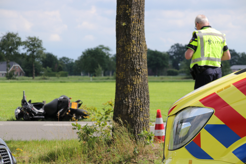 Auto komt in botsing met brommer