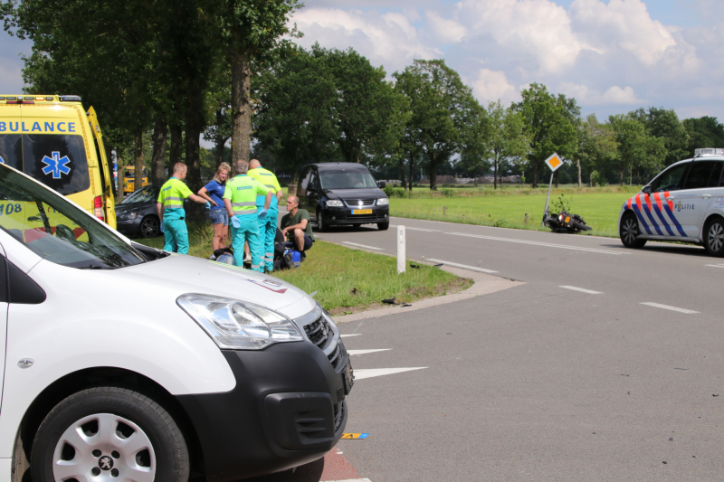 Auto komt in botsing met brommer