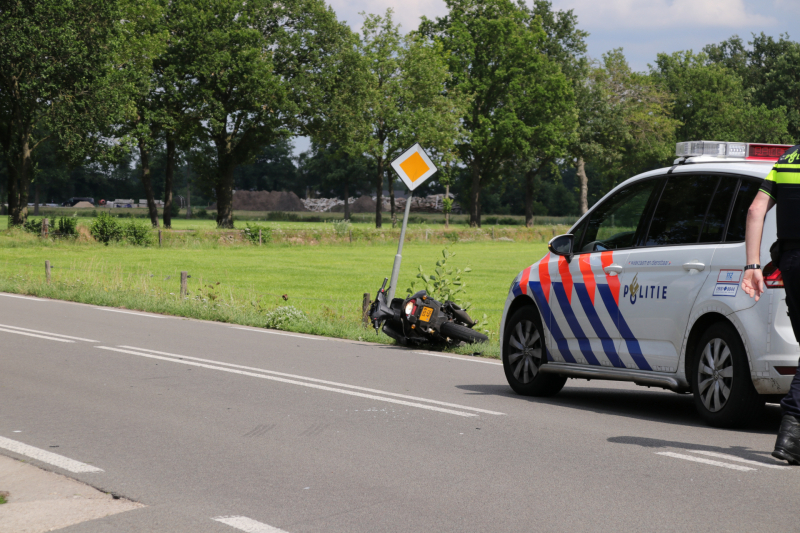 Auto komt in botsing met brommer