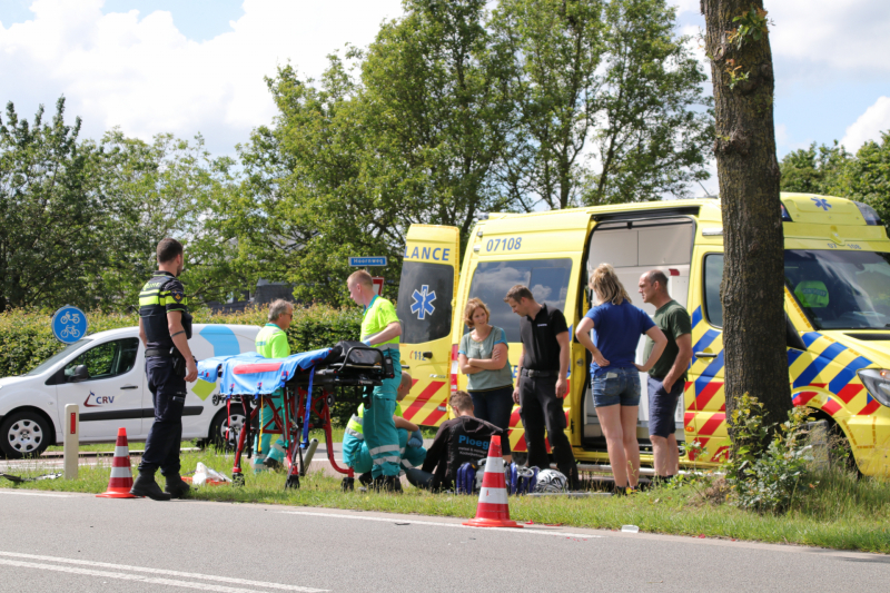 Auto komt in botsing met brommer