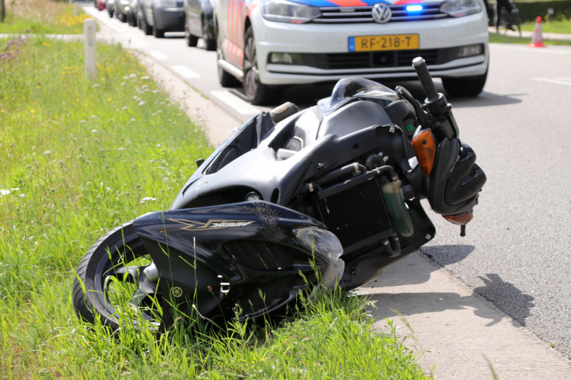 Auto komt in botsing met brommer