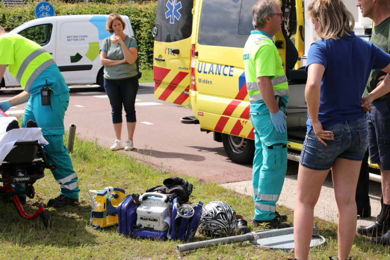 Auto komt in botsing met brommer
