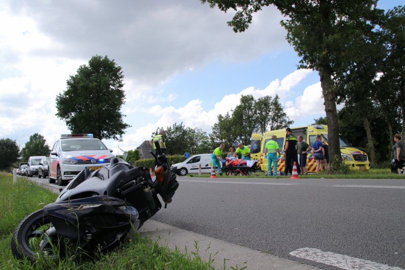 Auto komt in botsing met brommer