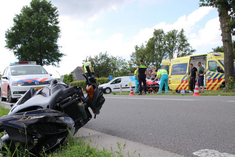 Auto komt in botsing met brommer