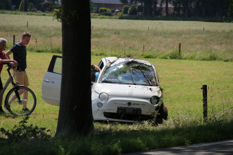 Auto raakt van de weg