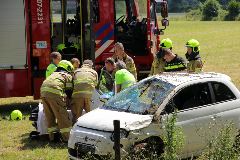 Auto raakt van de weg