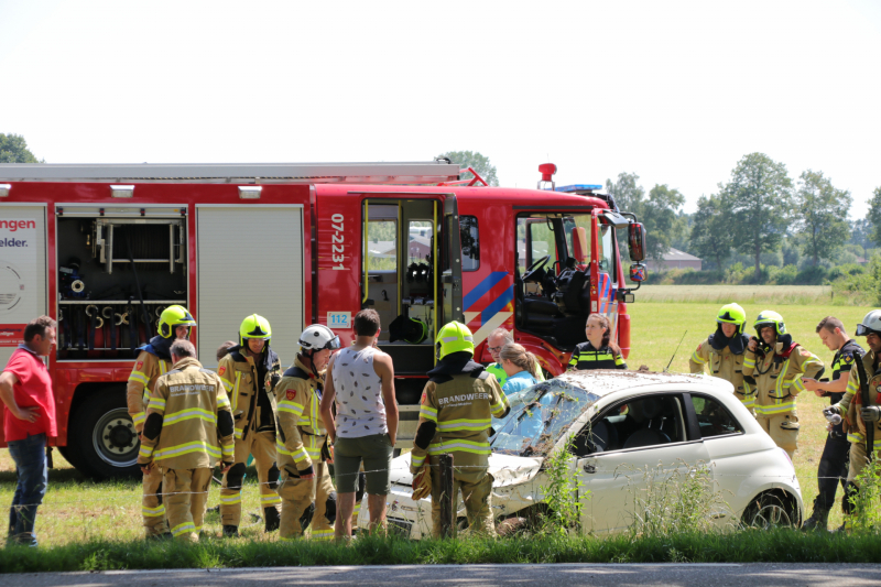 Auto raakt van de weg