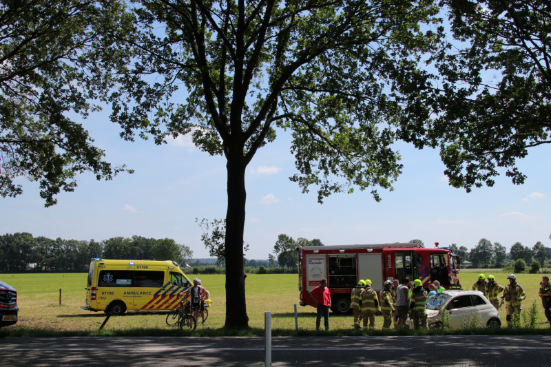 Auto raakt van de weg