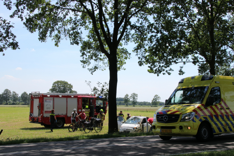 Auto raakt van de weg