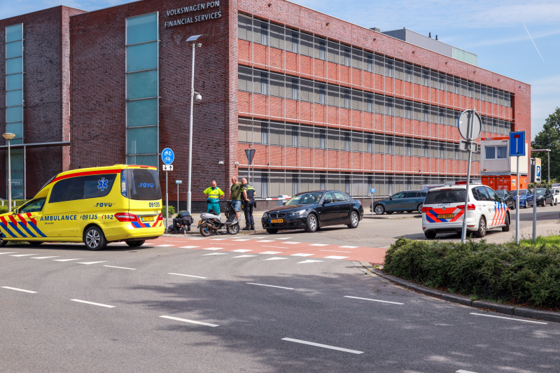 Overstekende brommer botst op auto