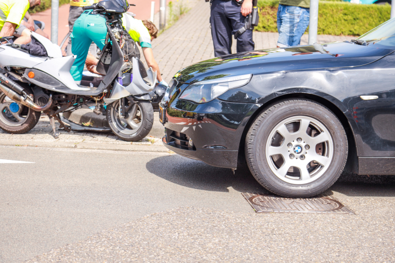 Overstekende brommer botst op auto