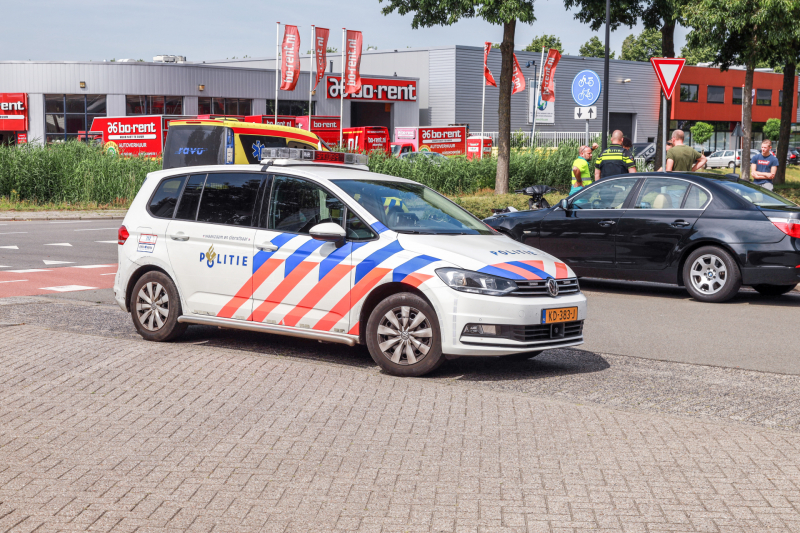 Overstekende brommer botst op auto