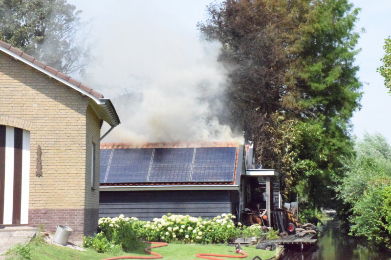 Uitslaande brand verwoest schuur