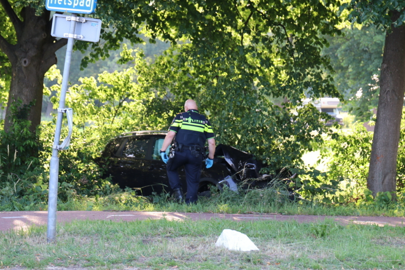 Auto uit de bocht gevlogen