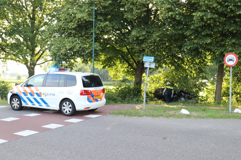 Auto uit de bocht gevlogen