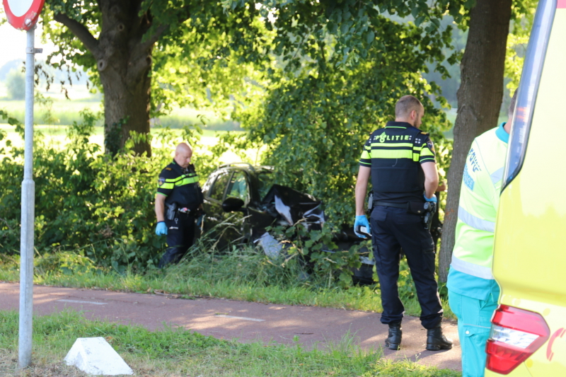 Auto uit de bocht gevlogen
