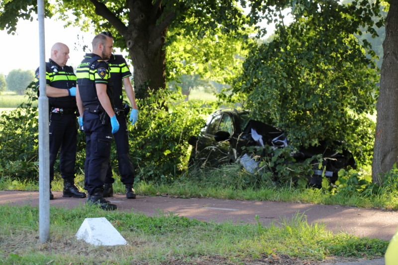 Auto uit de bocht gevlogen