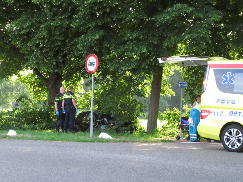 Auto uit de bocht gevlogen
