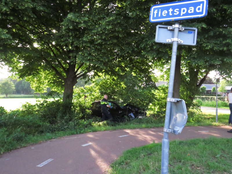 Auto uit de bocht gevlogen