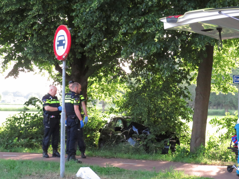 Auto uit de bocht gevlogen
