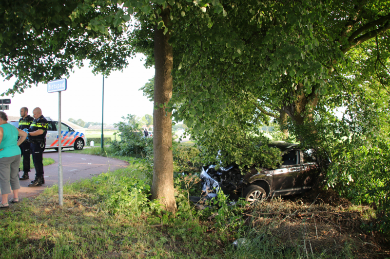 Auto uit de bocht gevlogen