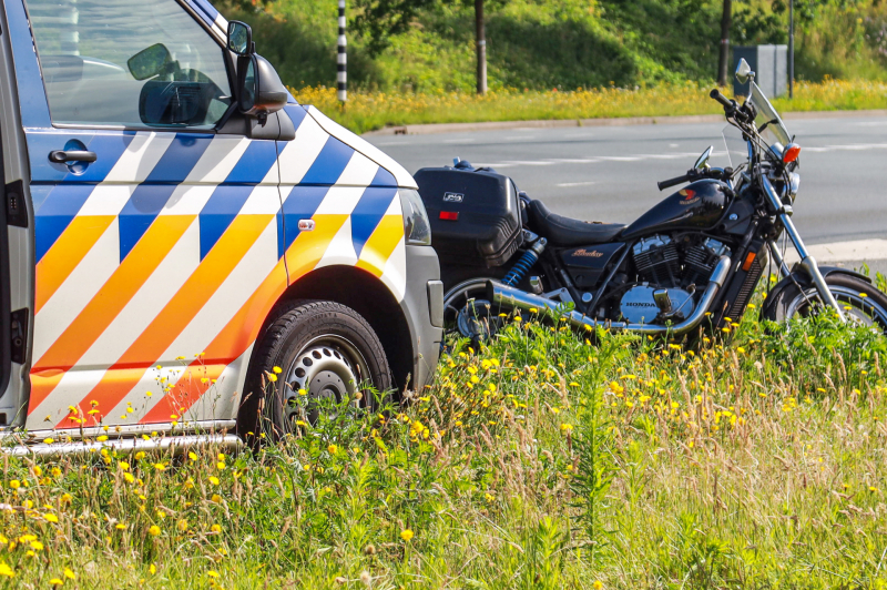 Marechaussee bus knalt op motorrijder