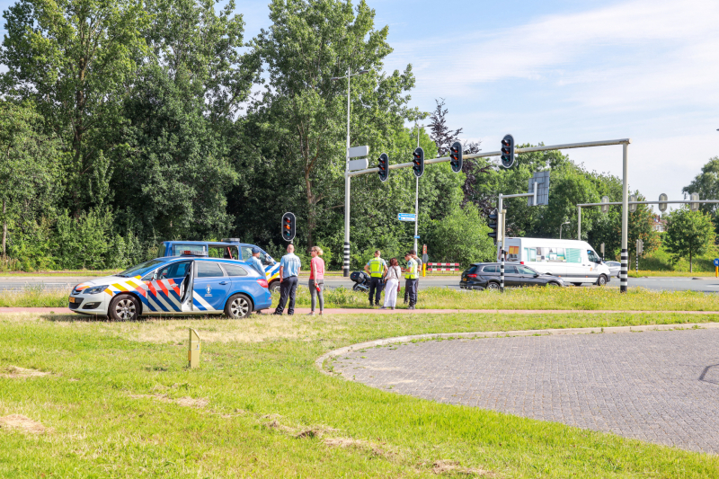 Marechaussee bus knalt op motorrijder