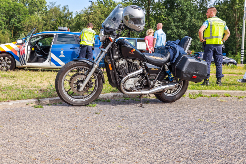 Marechaussee bus knalt op motorrijder