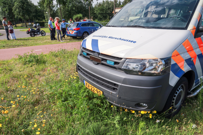 Marechaussee bus knalt op motorrijder