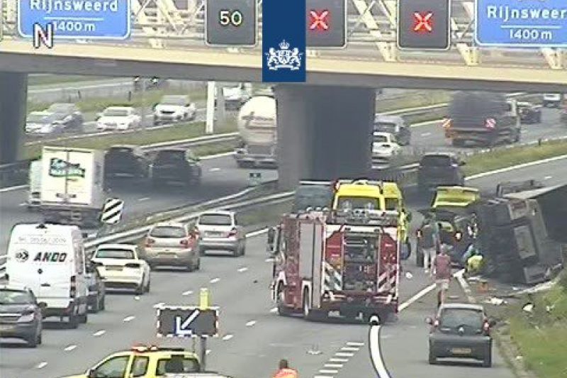 Lange files en wegafsluiting na ongeval met vrachtwagen