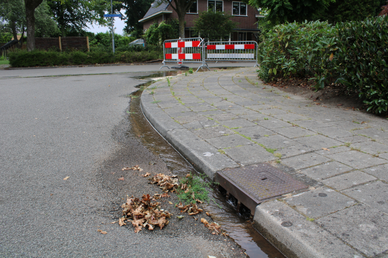 Straat blank door gesprongen waterleiding