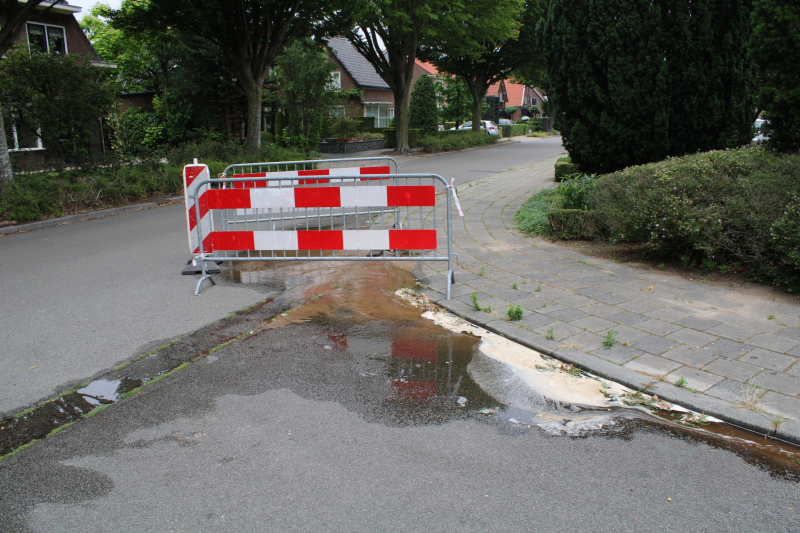 Straat blank door gesprongen waterleiding