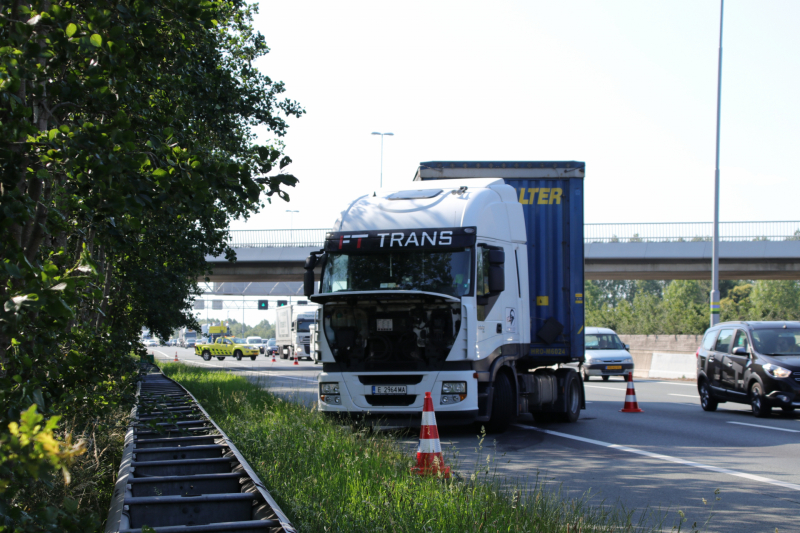 Vrachtwagen met defecte remmen blokkeert rijstrook