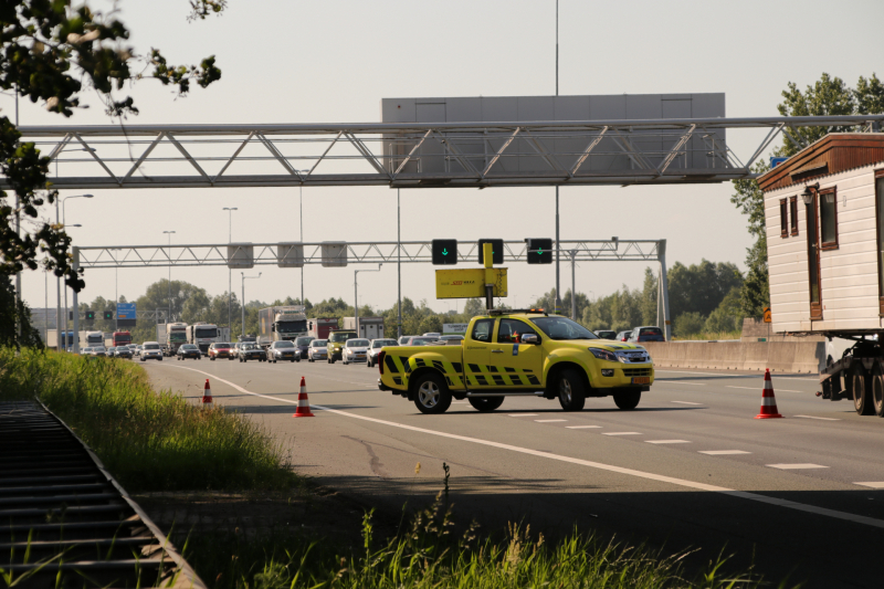 Vrachtwagen met defecte remmen blokkeert rijstrook