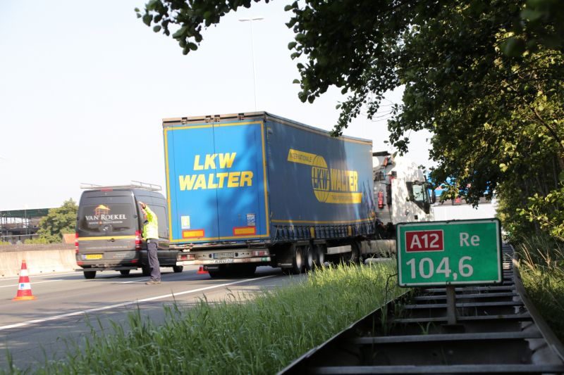 Vrachtwagen met defecte remmen blokkeert rijstrook