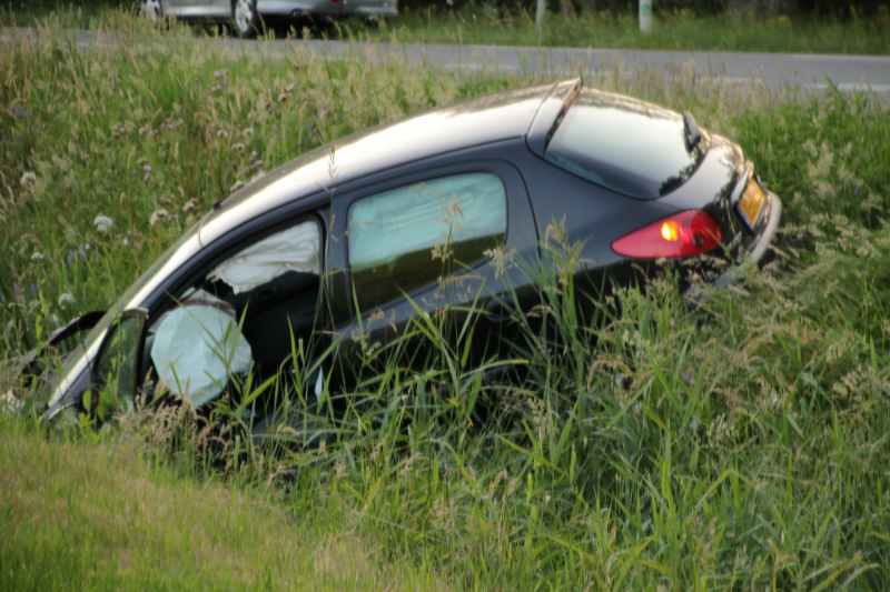 Auto belandt in sloot