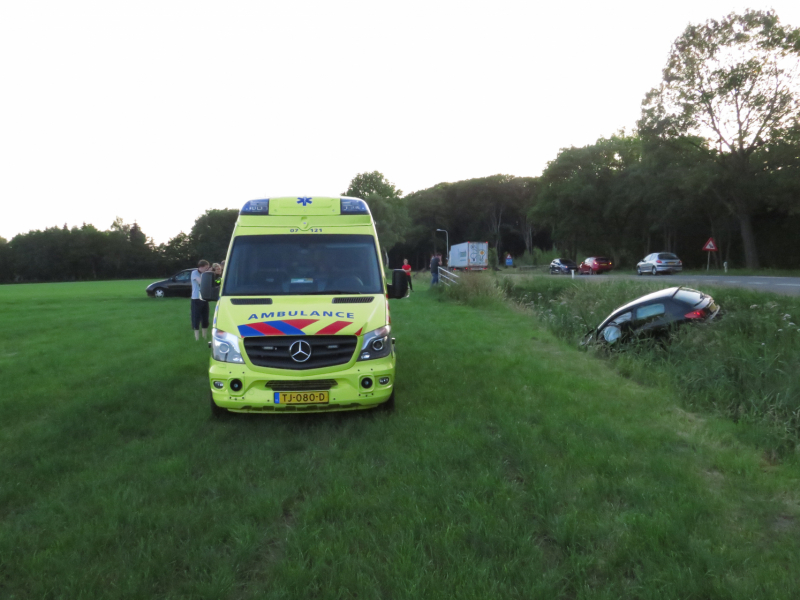 Auto belandt in sloot