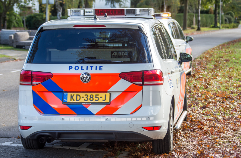 Twee personen aangehouden na aantreffen dode hond bij boom
