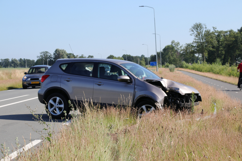 Automobilist rijdt lantaarnpaal uit de grond