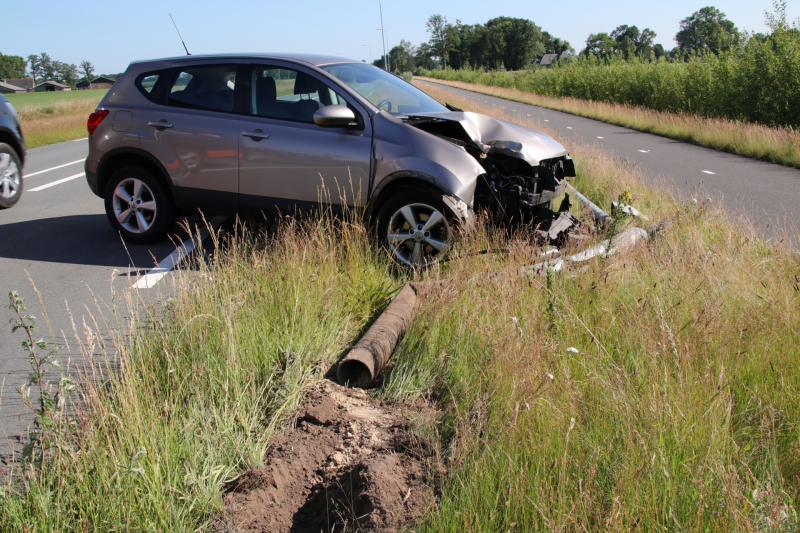 Automobilist rijdt lantaarnpaal uit de grond