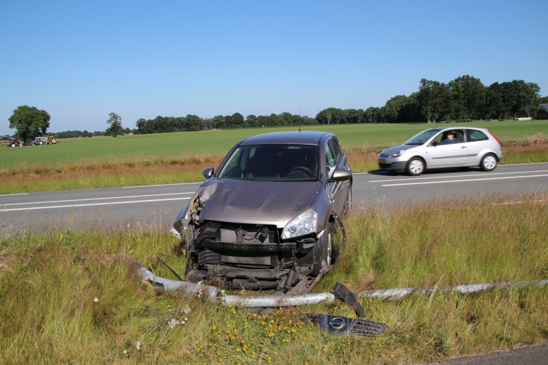 Automobilist rijdt lantaarnpaal uit de grond