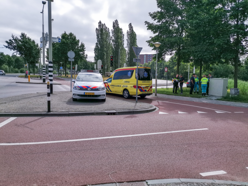 Auto en scooter botsen