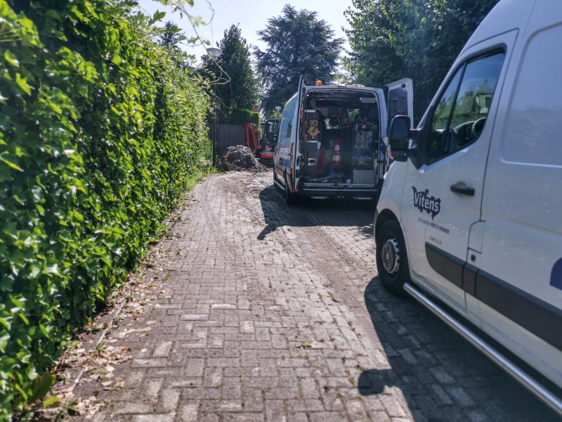 Smalle weg afgesloten door gesprongen waterleiding