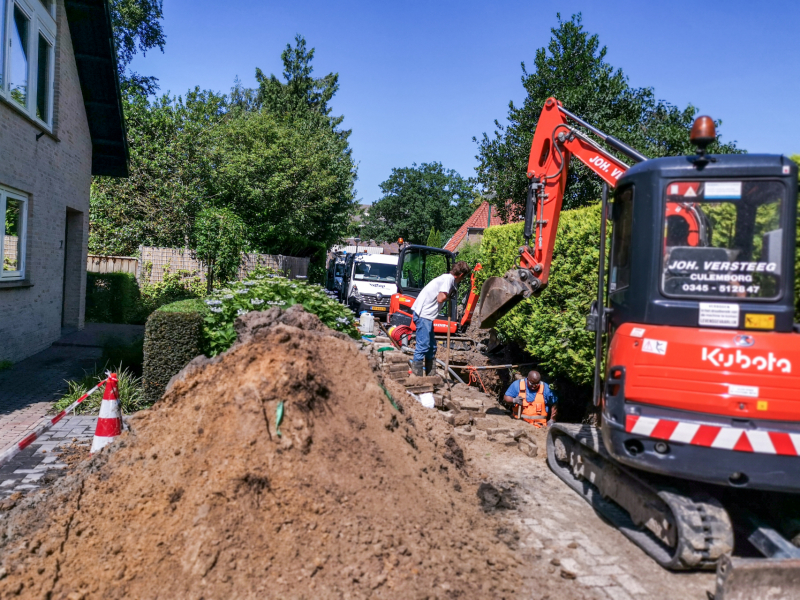 Smalle weg afgesloten door gesprongen waterleiding