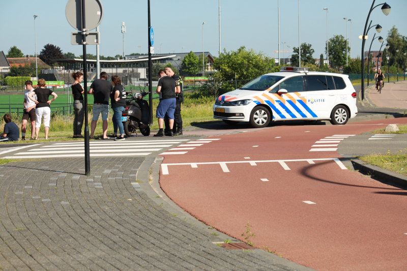 Auto botst op scooter