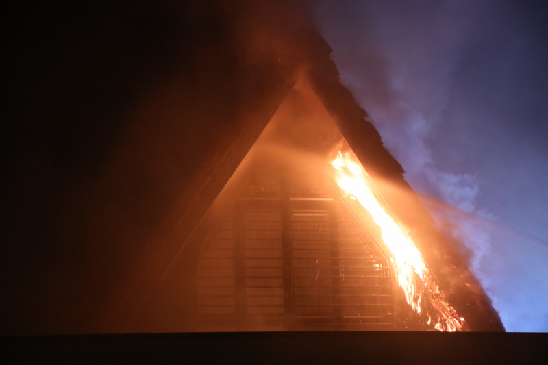 Brand in rieten dak van nieuwe woning
