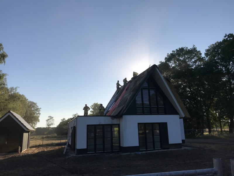 Nacontrole bij afgebrand rieten dak