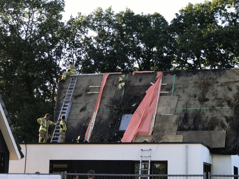 Nacontrole bij afgebrand rieten dak