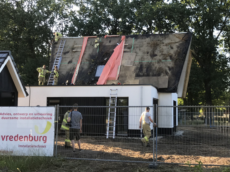 Nacontrole bij afgebrand rieten dak